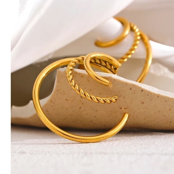 new 18k Gold Plated Textured Hoop Earrings - Picture 9 of 10